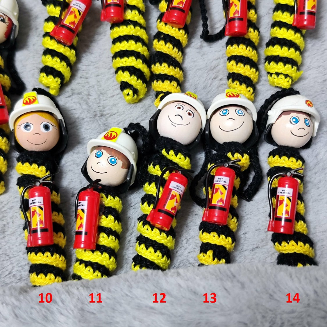Feuerwehrmann – Handgehäkeltes Sorgenwürmchen mit Helm & Feuerlöscher