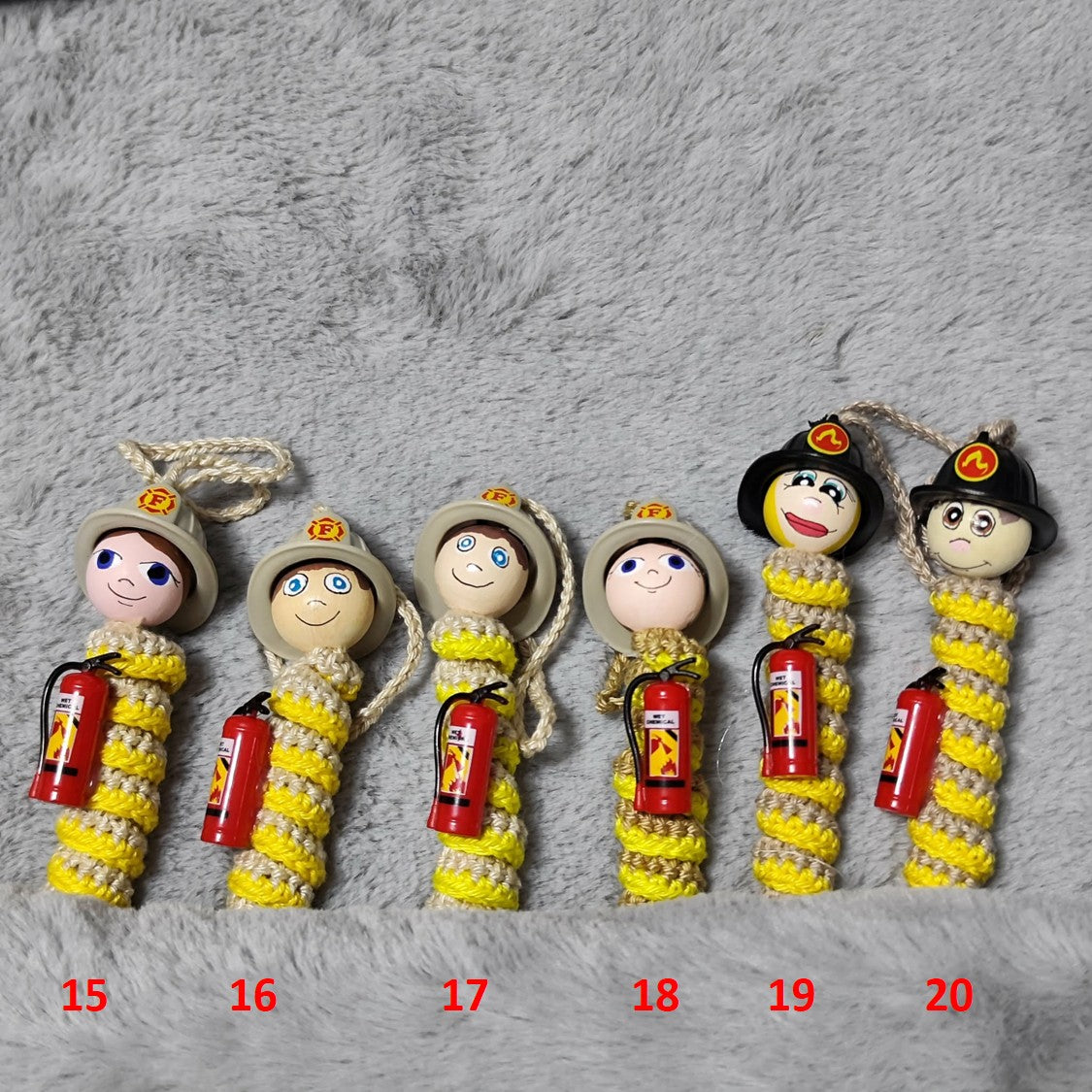 Feuerwehrmann – Handgehäkeltes Sorgenwürmchen mit Helm & Feuerlöscher