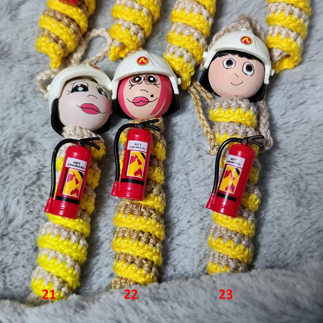 Feuerwehrmann – Handgehäkeltes Sorgenwürmchen mit Helm & Feuerlöscher