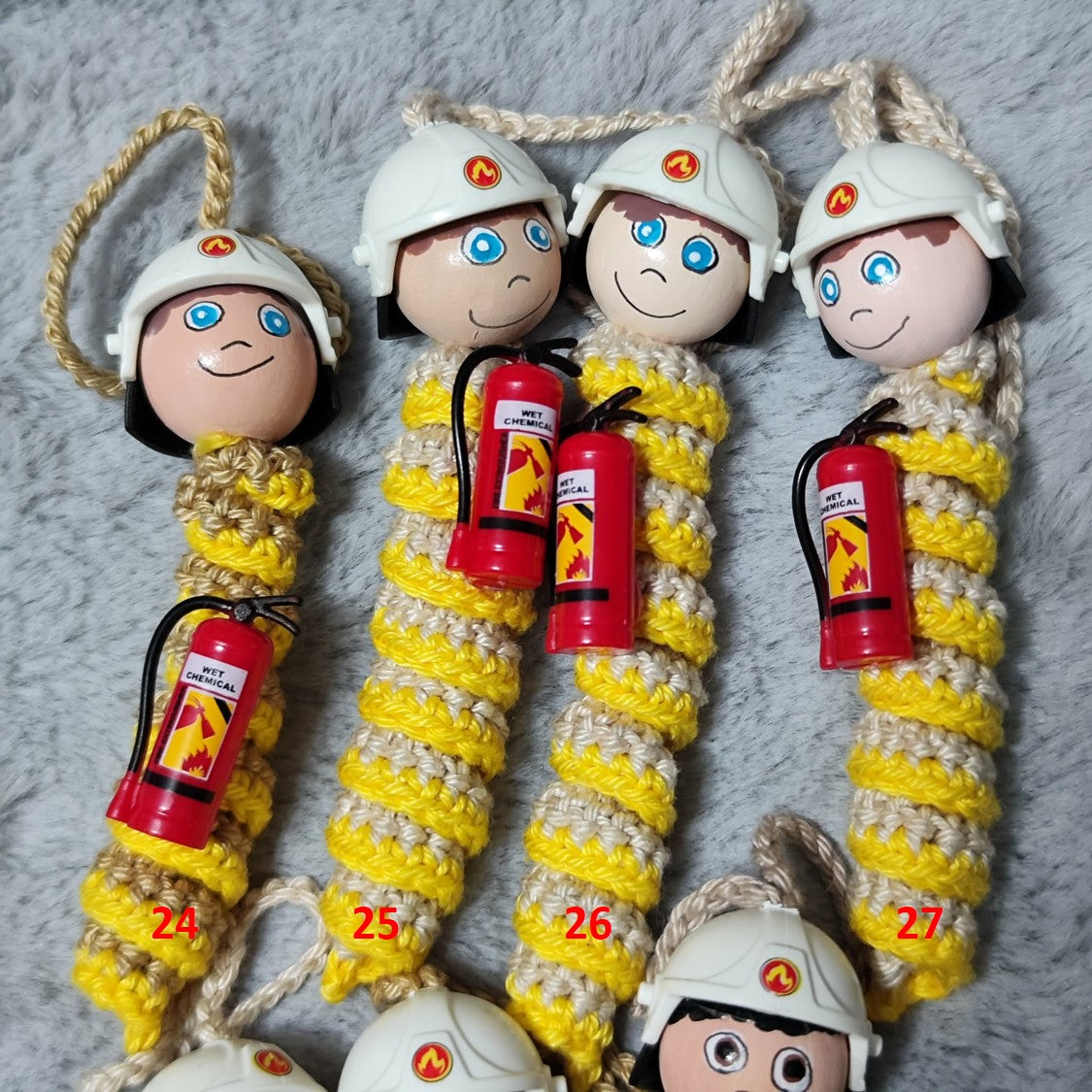 Feuerwehrmann – Handgehäkeltes Sorgenwürmchen mit Helm & Feuerlöscher