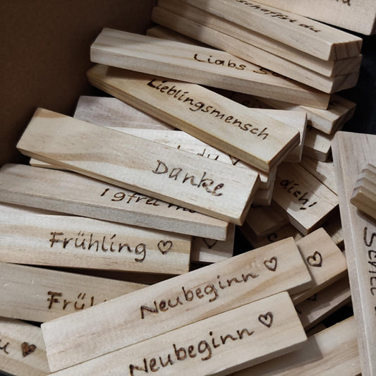 Holzklötzchen mit Brandmalerei – Deko & Geschenkanhänger