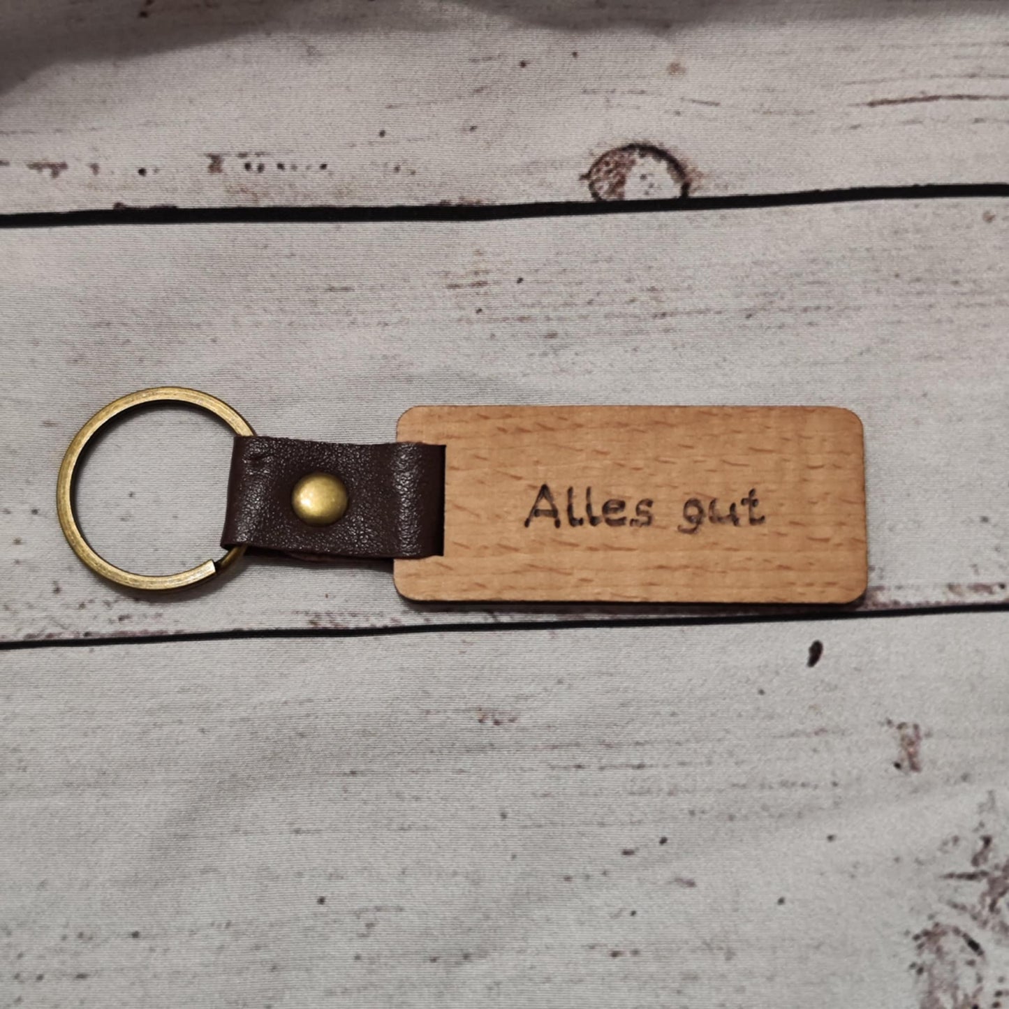 Schlüsselanhänger aus Holz mit Brandmalerei – personalisierbar