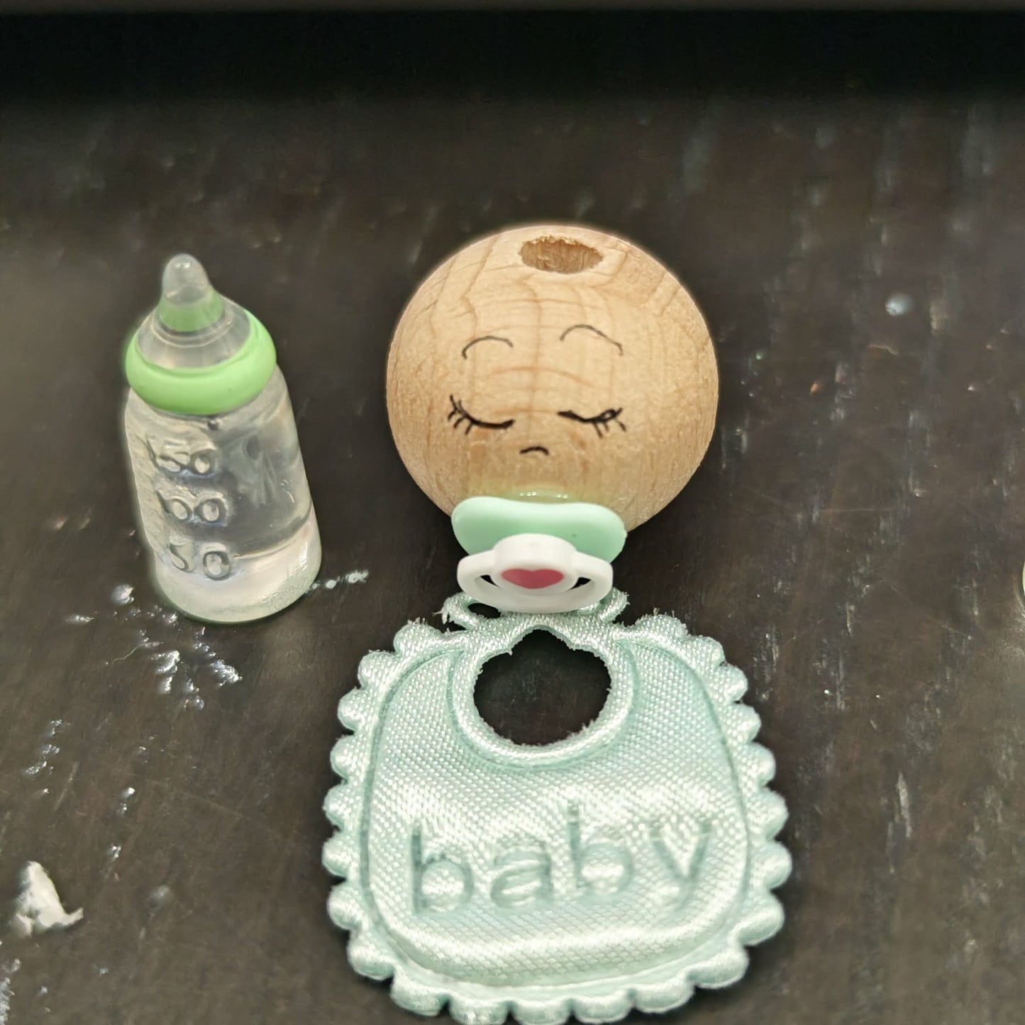 Baby-Holzköpfchen 2 cm mit Schnuller, Lätzchen & Fläschchen – Süßes Deko-Set für werdende Eltern! 👶💚