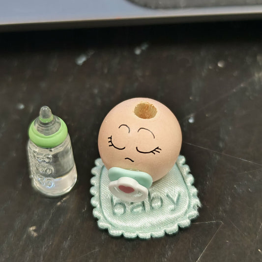 Baby-Holzköpfchen 2 cm mit Schnuller, Lätzchen & Fläschchen – Süßes Deko-Set für werdende Eltern! 👶💚