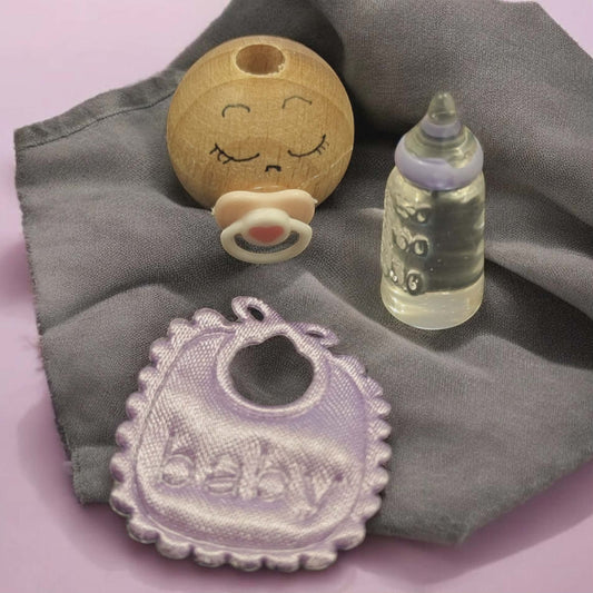 Baby-Holzköpfchen 2 cm mit Schnuller, Lätzchen & Fläschchen in Lila – Süßes Deko-Set für werdende Eltern!