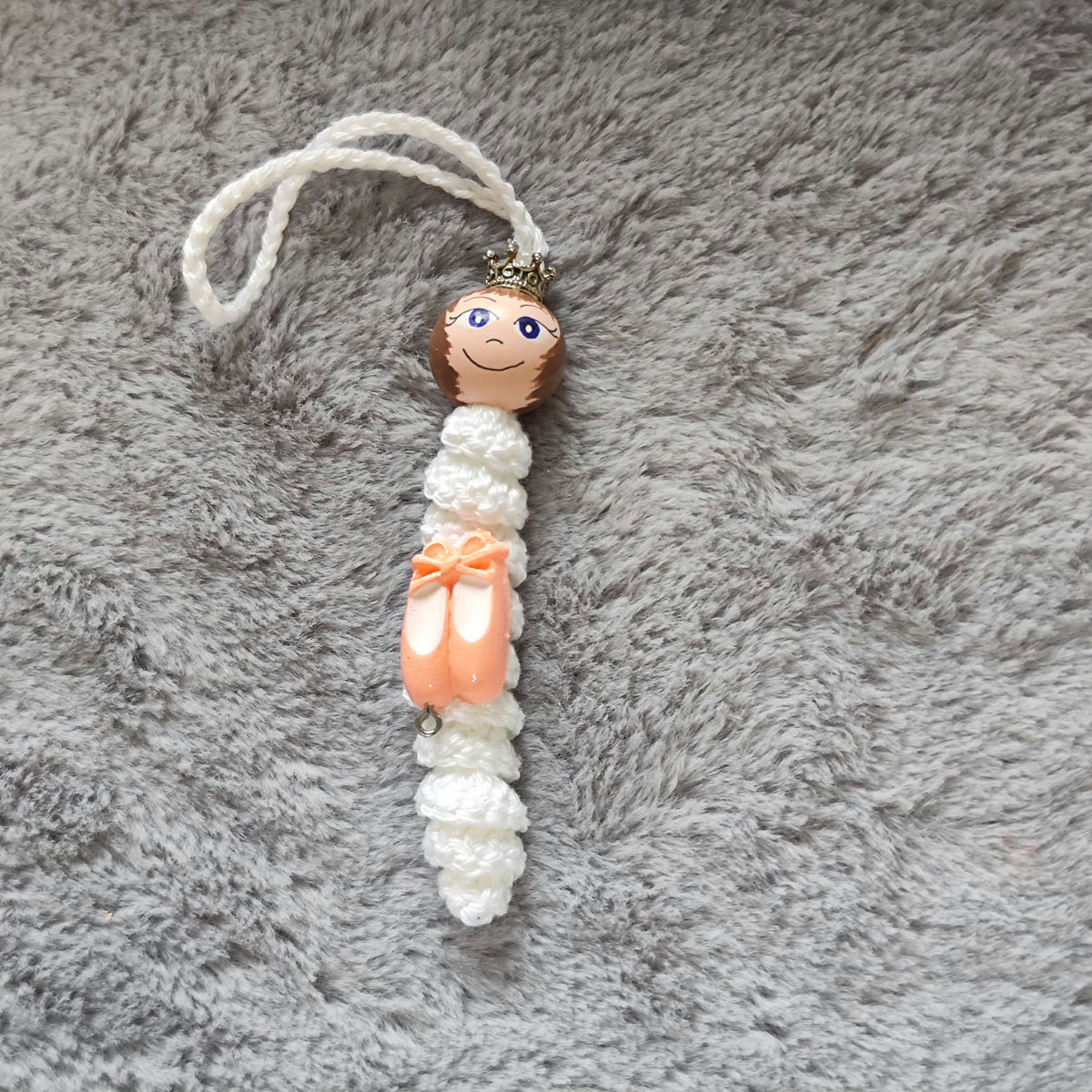 Ballerina – Handgehäkeltes Sorgenwürmchen mit Krone & Spitzenschuhen