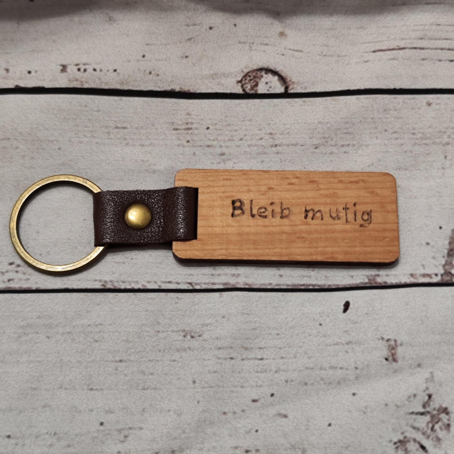 Schlüsselanhänger aus Holz mit Brandmalerei – personalisierbar