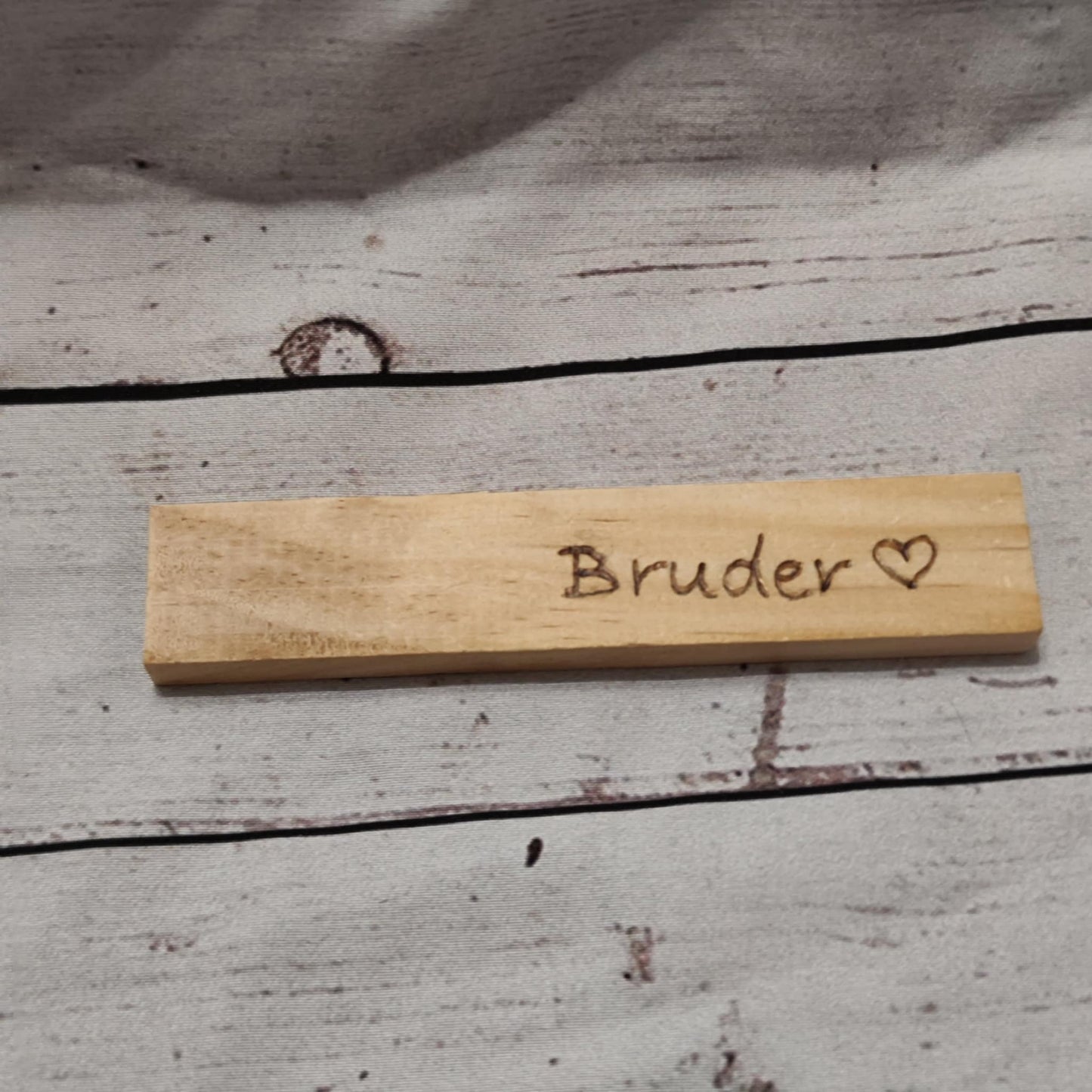 Holzklötzchen mit Brandmalerei – Deko & Geschenkanhänger