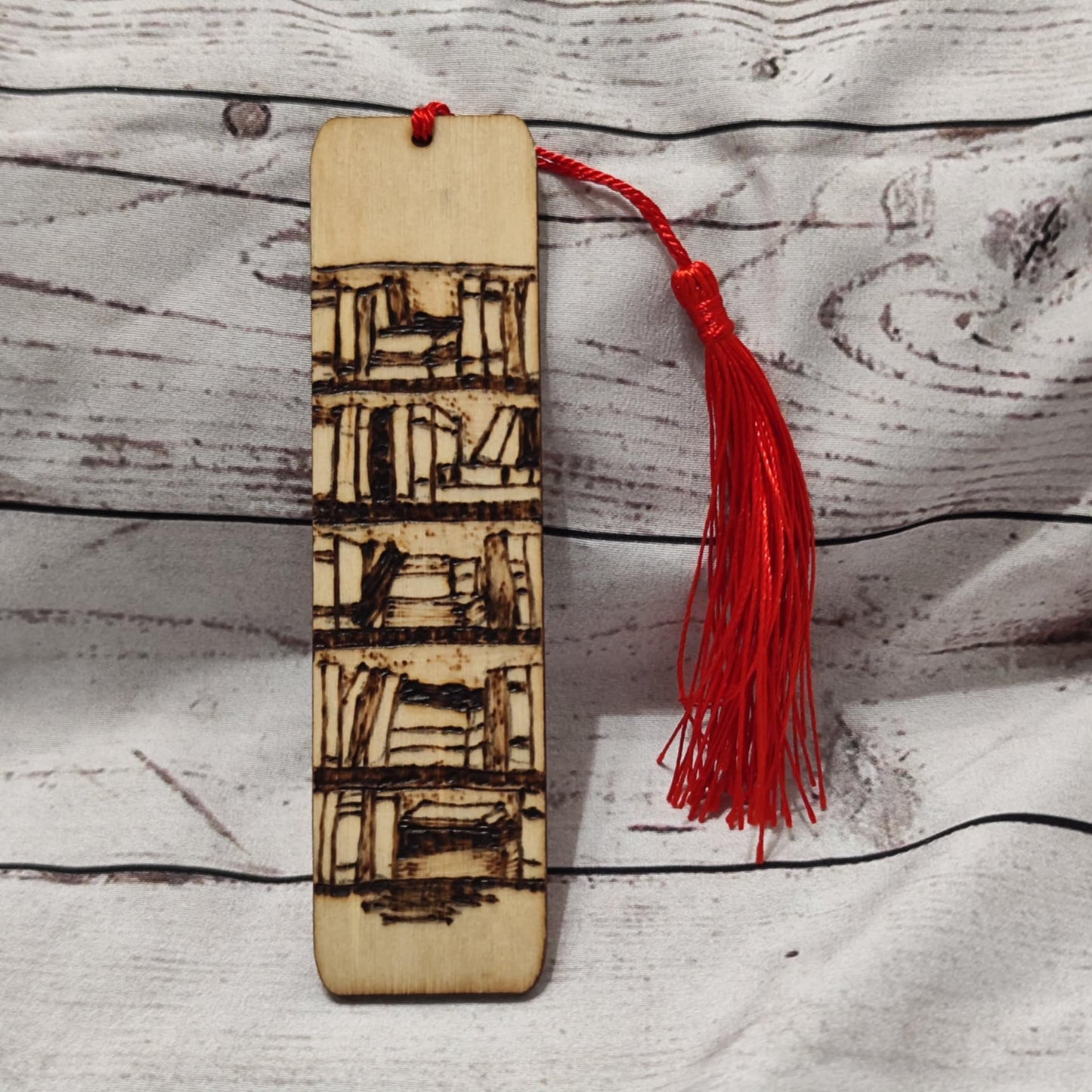 Holz-Lesezeichen mit Brandmalerei – verschiedene Motive (11,8x3 cm)