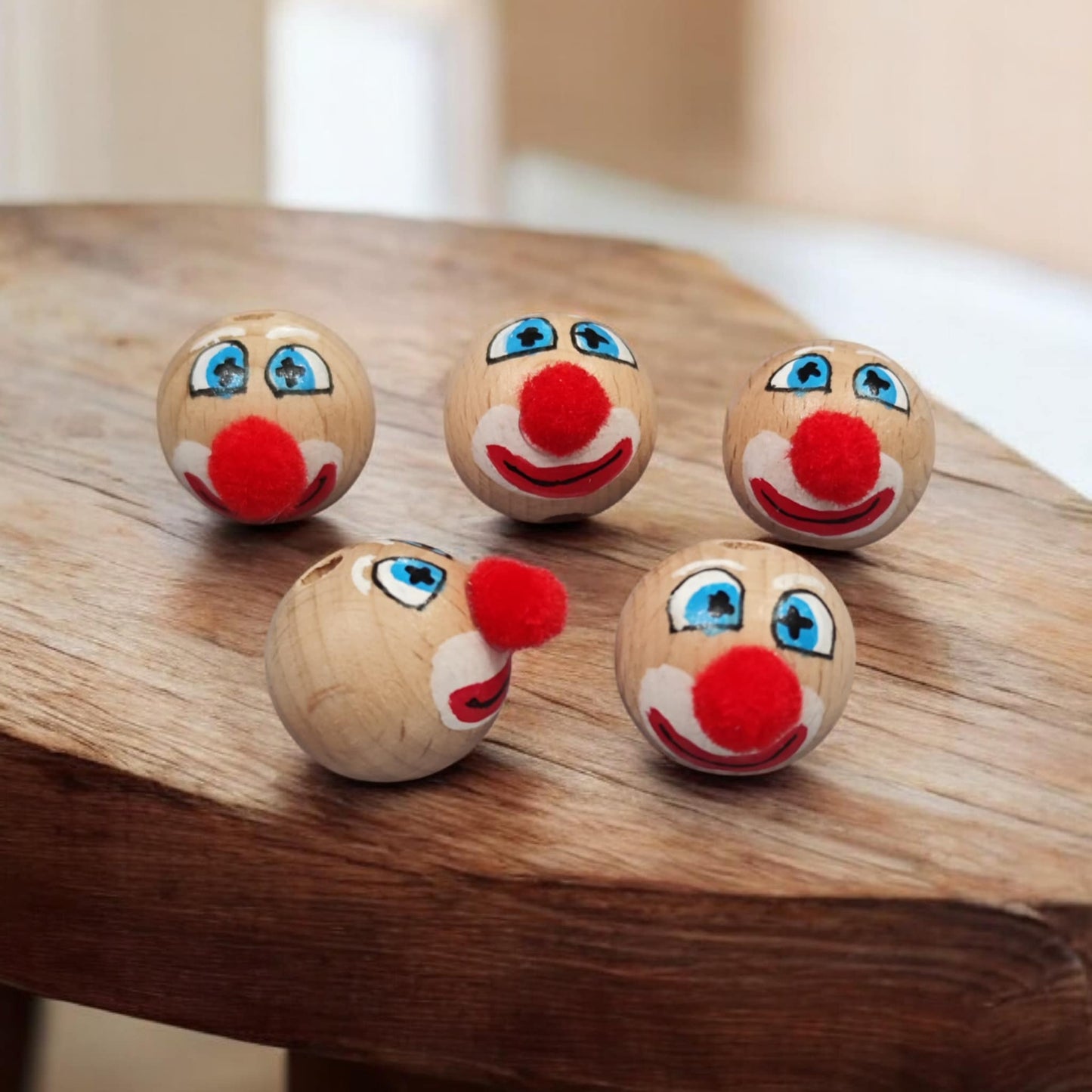 Handbemalte Clown-Holzköpfchen (2 cm oder 2,5 cm) mit roter Pompon-Nase