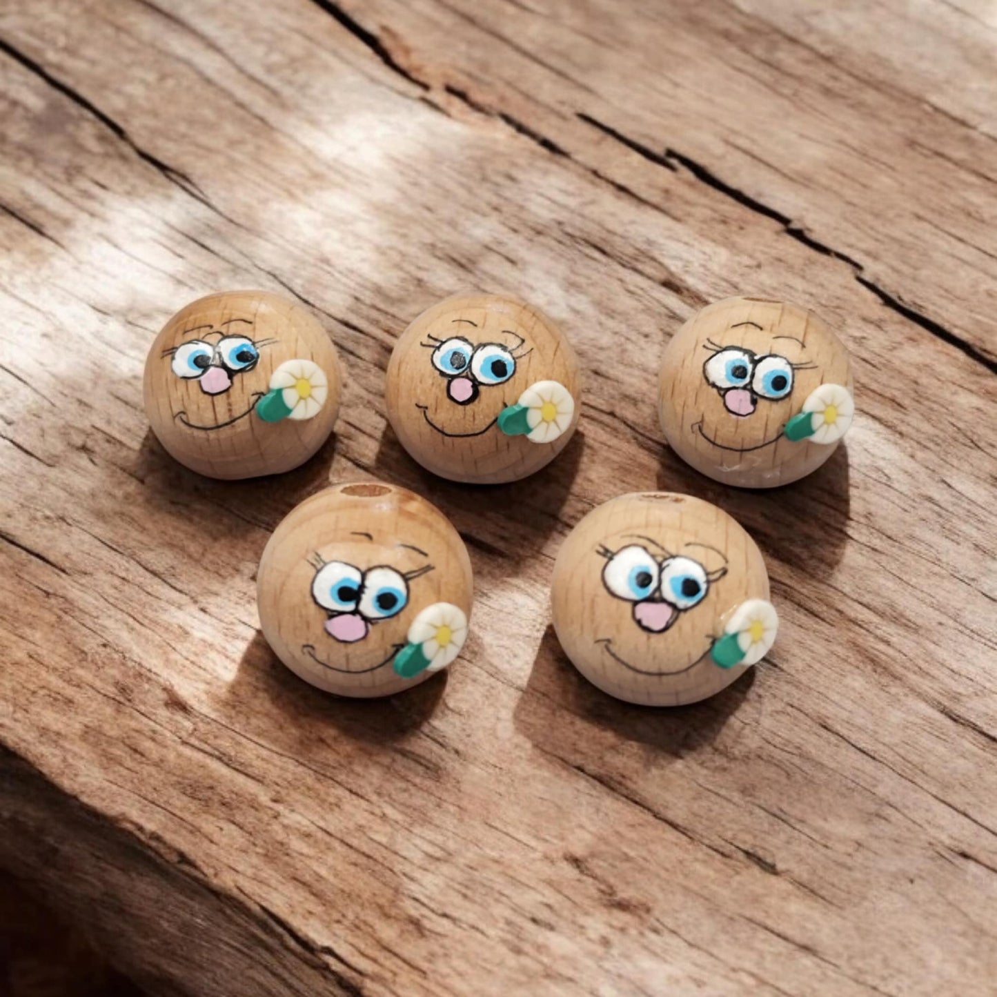 Daisy-Mädchen Köpfchen aus Buchenholz – handbemalt mit Blümchen