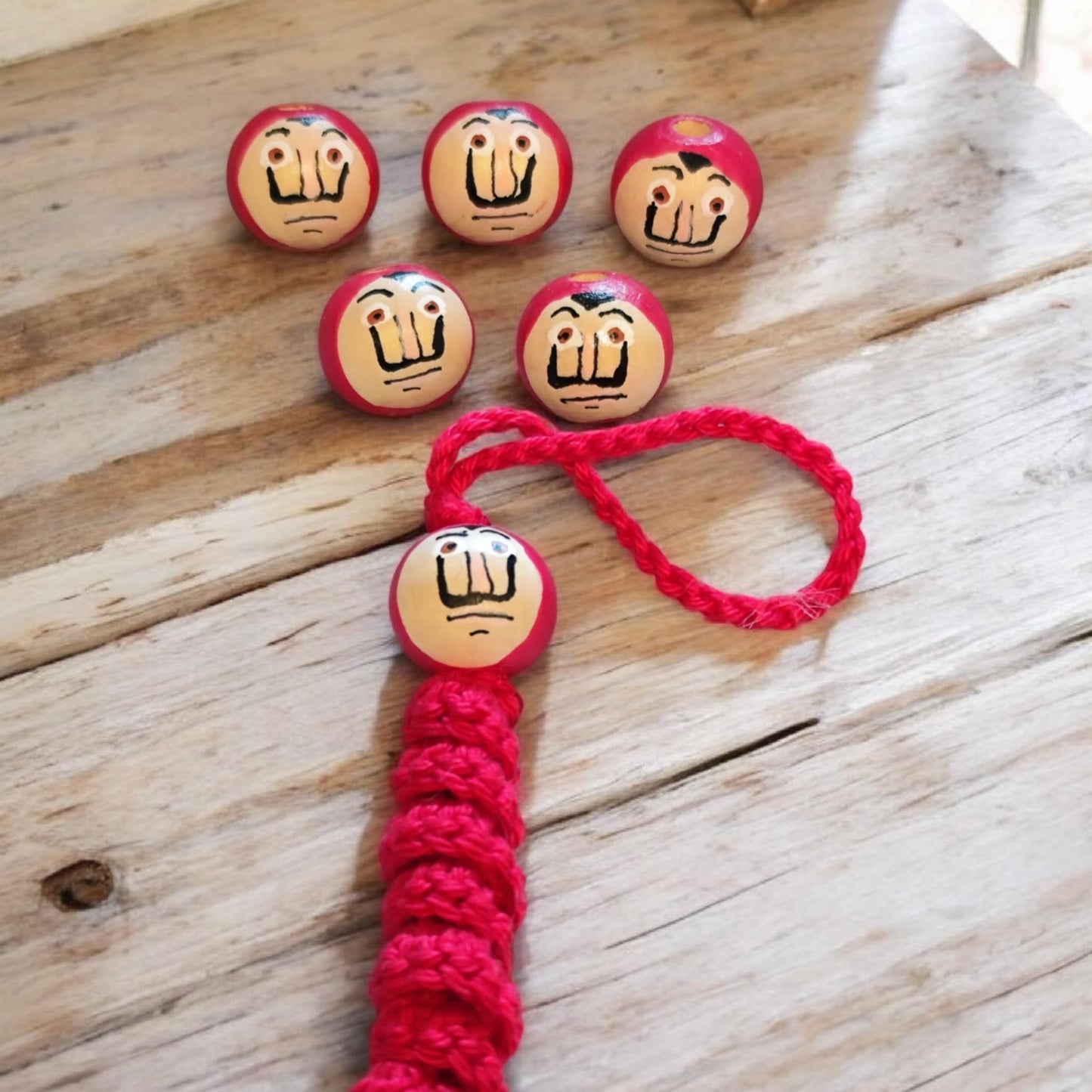 Dali-Maske (2 cm) – Handbemalte Holzperlen