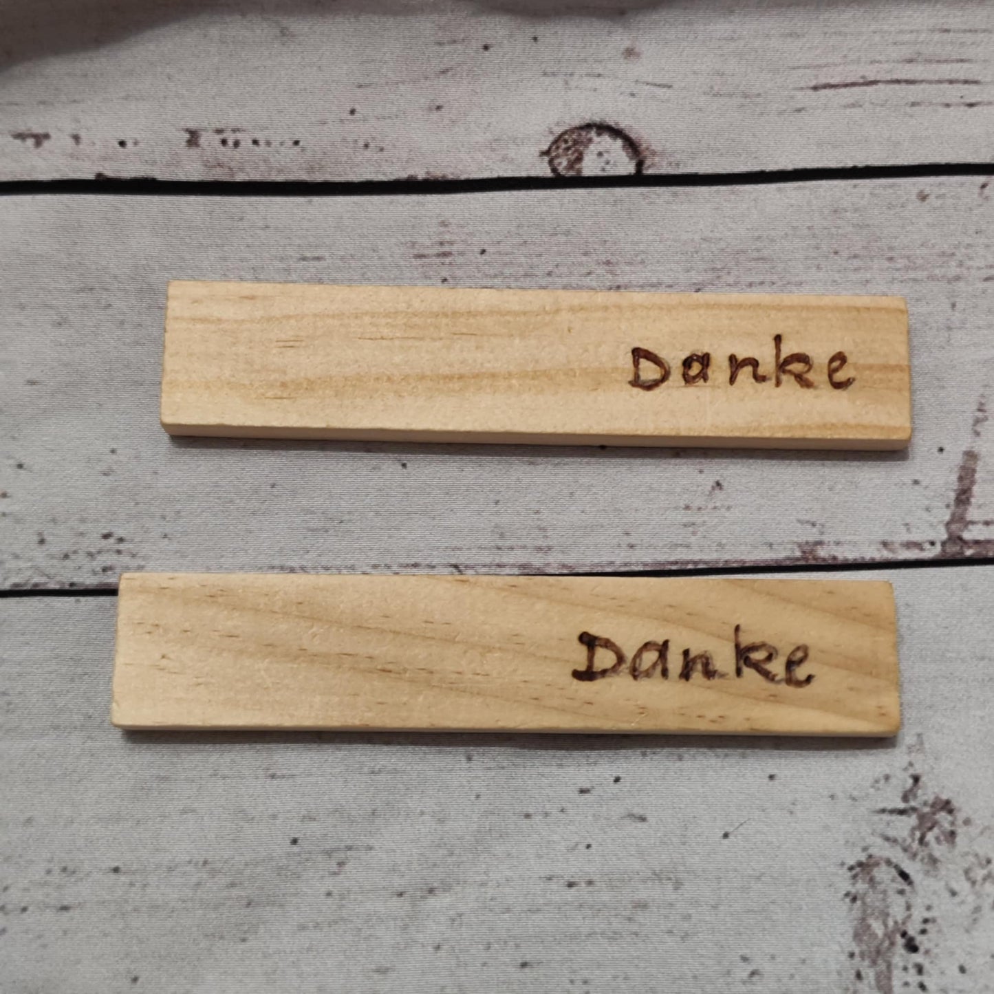 Holzklötzchen mit Brandmalerei – Deko & Geschenkanhänger
