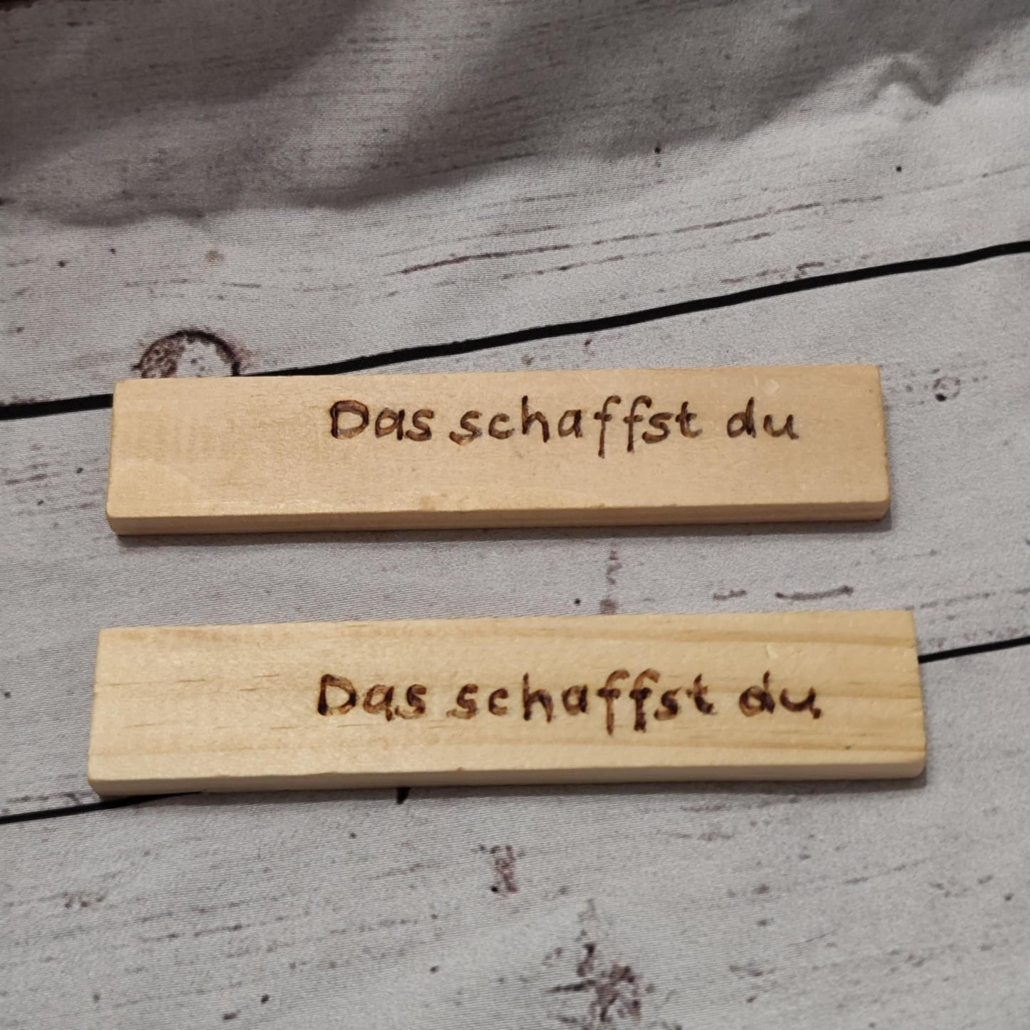 Holzklötzchen mit Brandmalerei – Deko & Geschenkanhänger