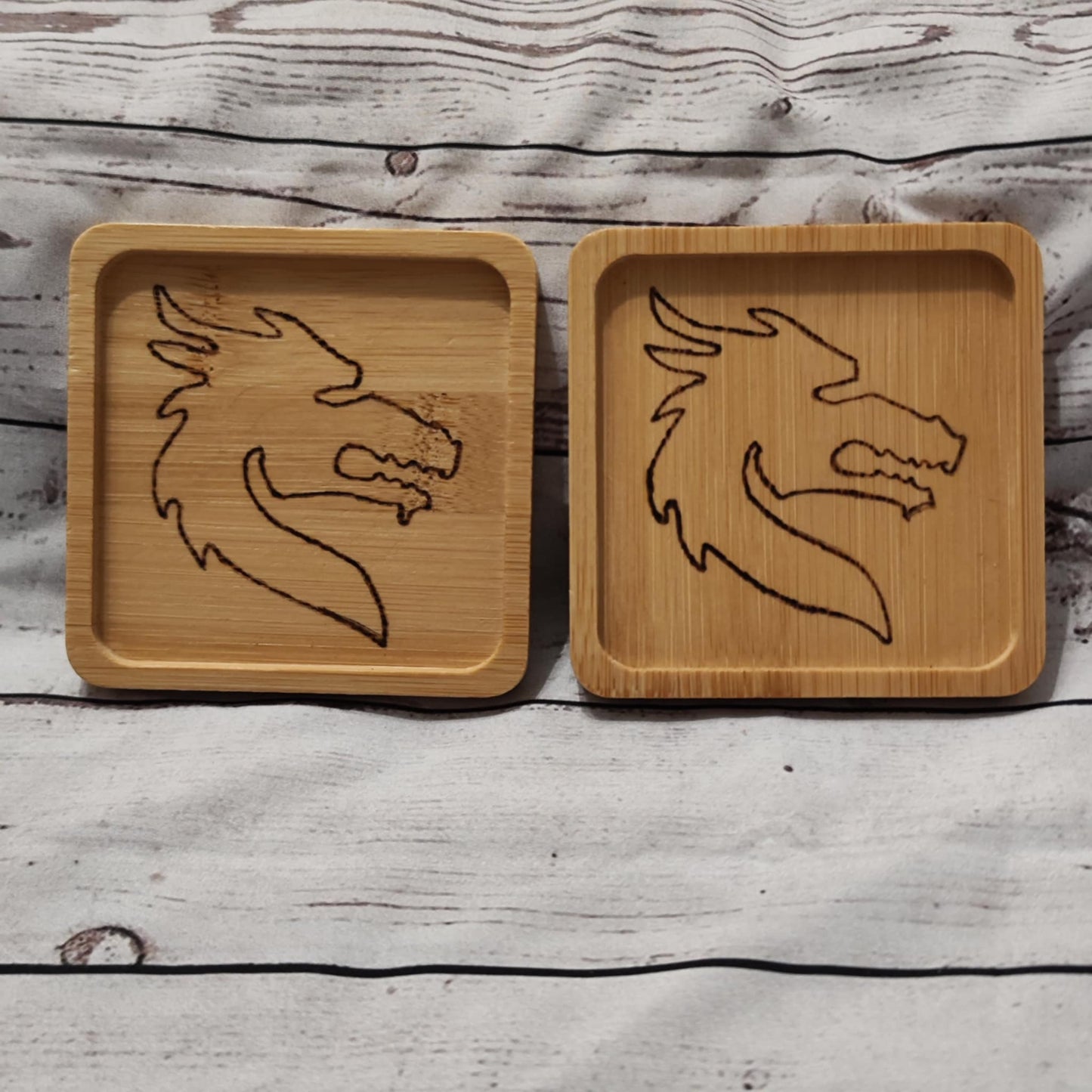 2er Sets - Quadratischer Bambus-Untersetzer mit Brandmalerei (9x9 cm) verschiedene Motive