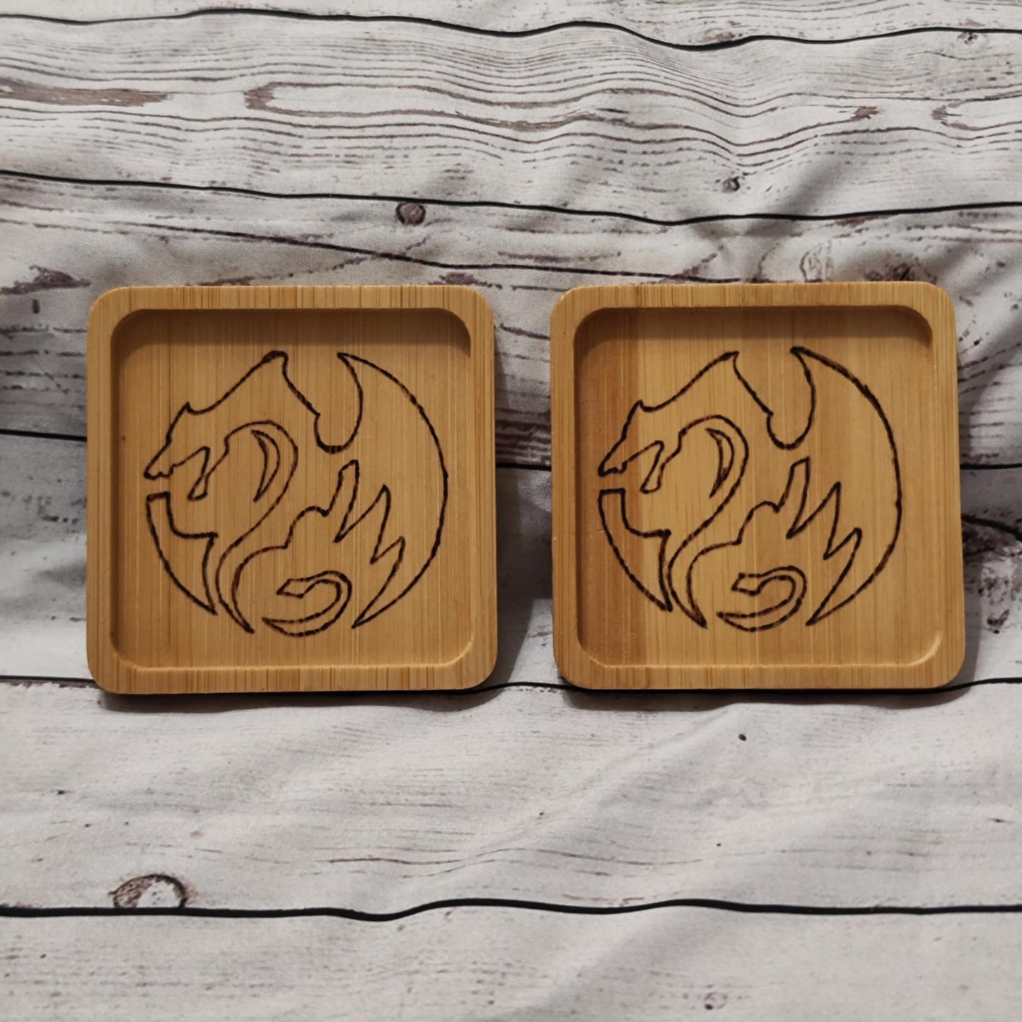 2er Sets - Quadratischer Bambus-Untersetzer mit Brandmalerei (9x9 cm) verschiedene Motive