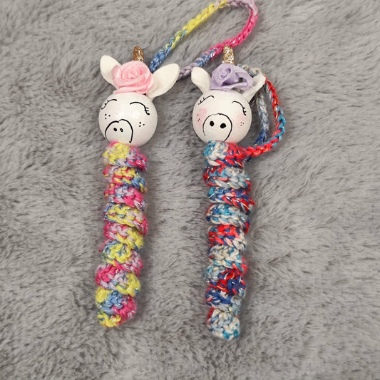 Einhorn-Sorgenwürmchen mit Glitzer-Horn & Blumen-Krone – Magischer Glücksbringer