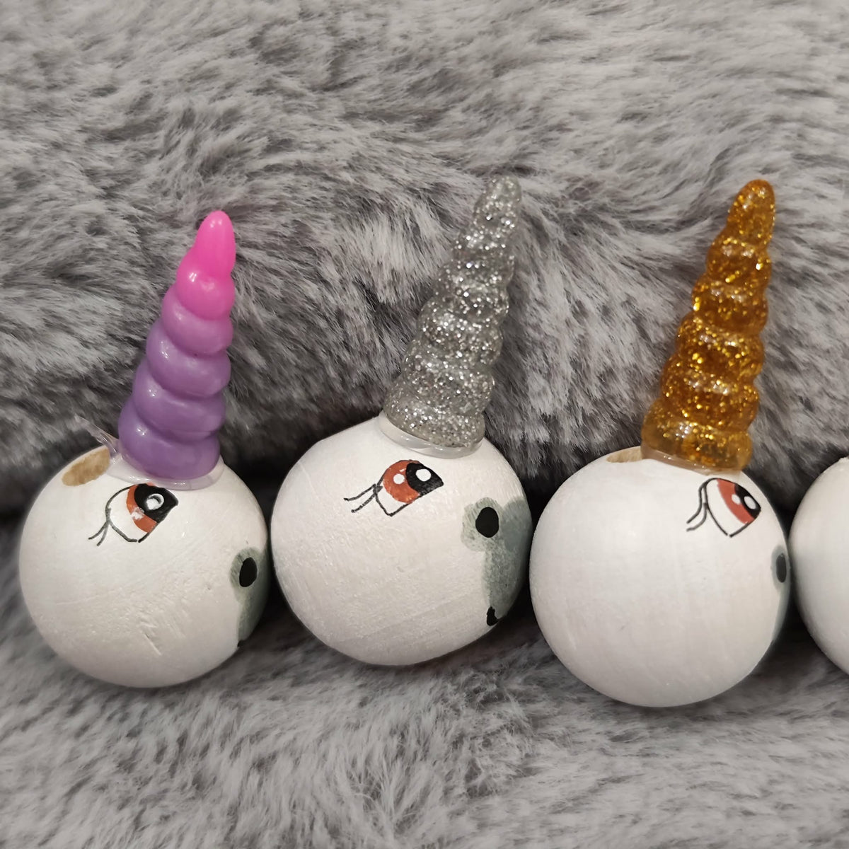 Handbemalte Einhorn- & Pferde-Holzköpfchen (2 cm oder 2,5 cm) mit Glitzer-Horn
