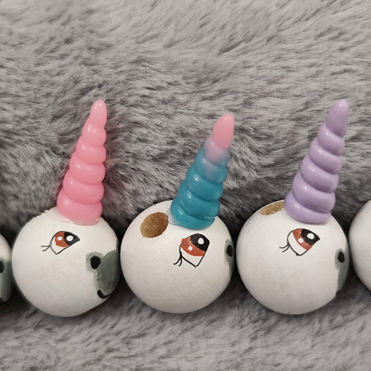 Handbemalte Einhorn- & Pferde-Holzköpfchen (2 cm oder 2,5 cm) mit Glitzer-Horn