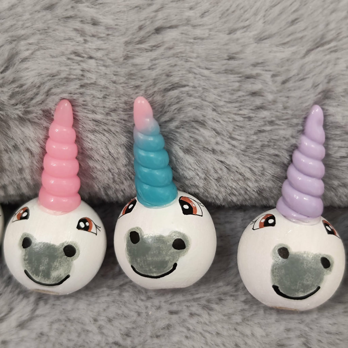 Handbemalte Einhorn- & Pferde-Holzköpfchen (2 cm oder 2,5 cm) mit Glitzer-Horn