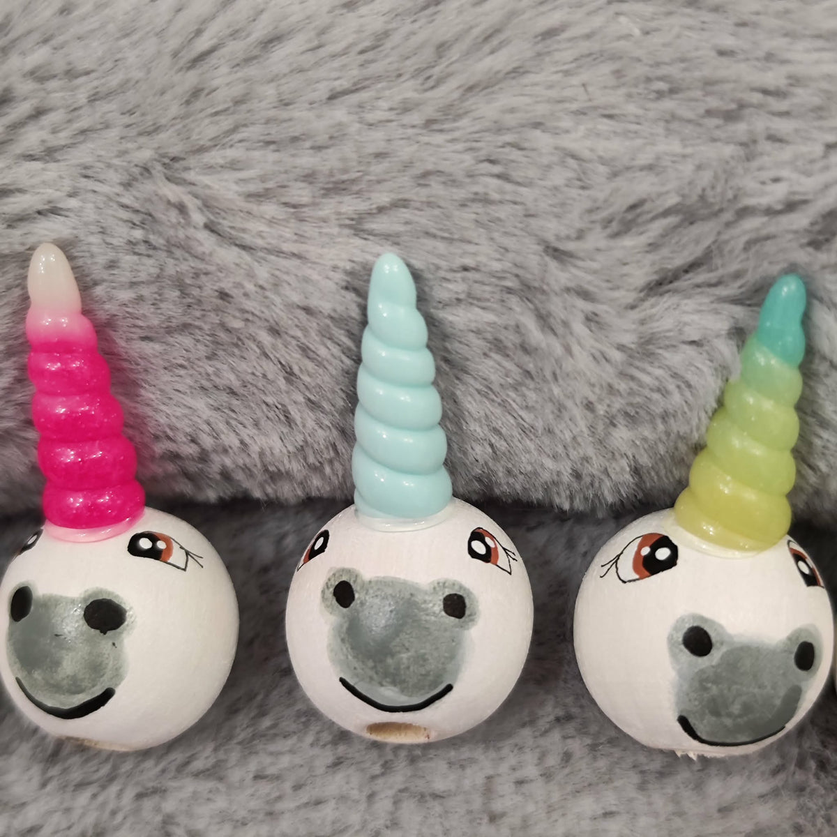 Handbemalte Einhorn- & Pferde-Holzköpfchen (2 cm oder 2,5 cm) mit Glitzer-Horn