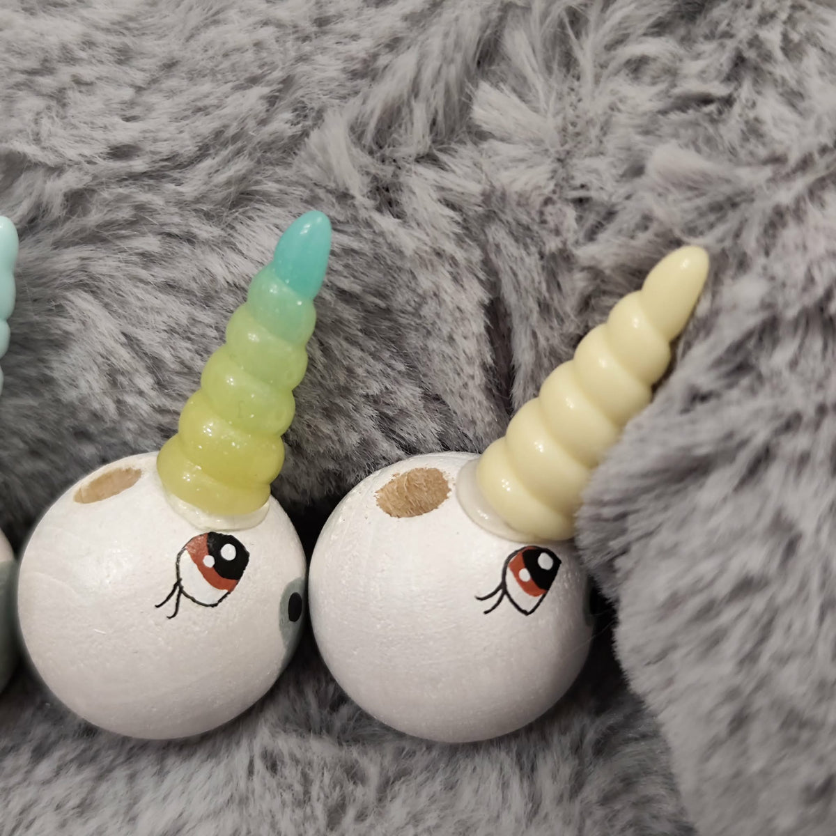 Handbemalte Einhorn- & Pferde-Holzköpfchen (2 cm oder 2,5 cm) mit Glitzer-Horn