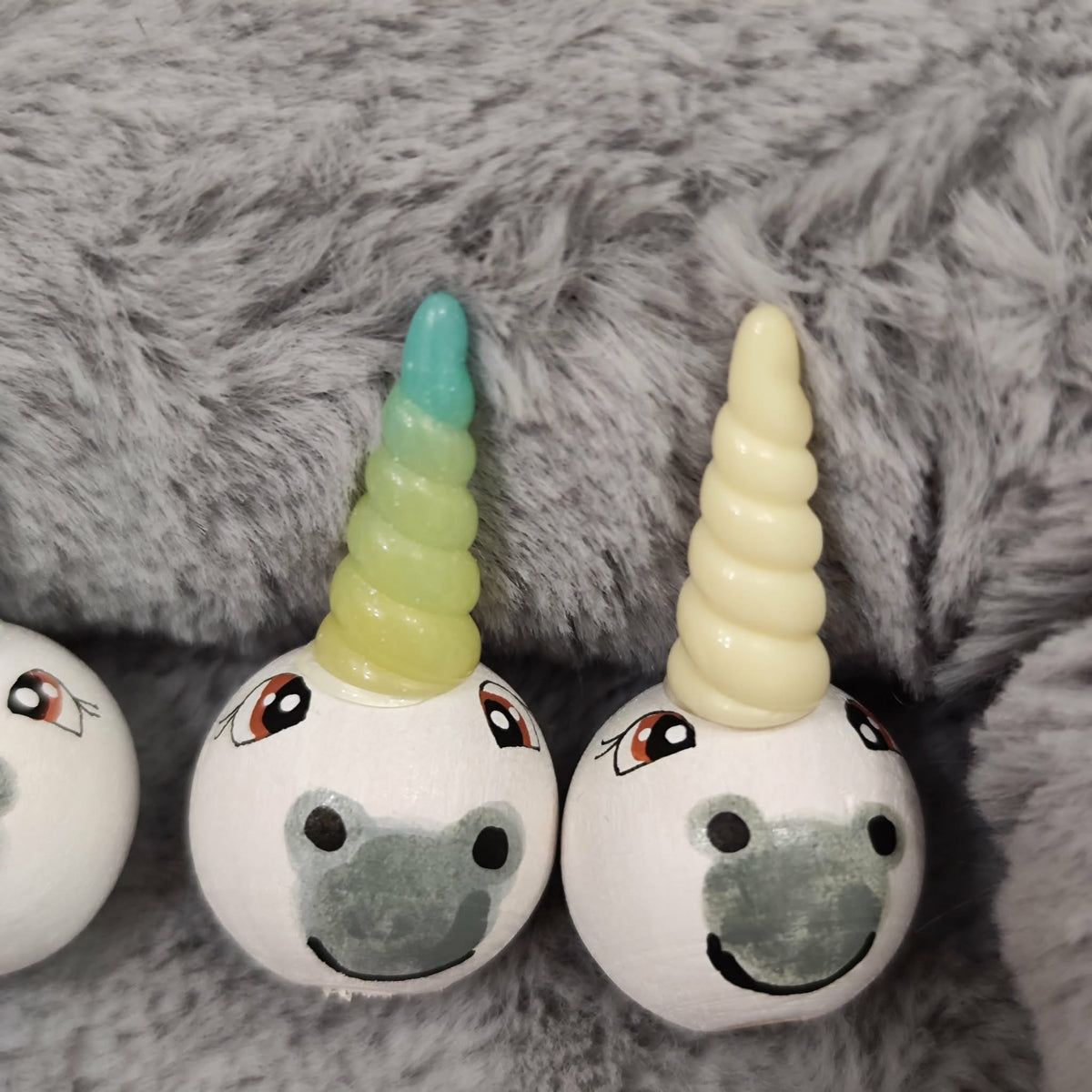 Handbemalte Einhorn- & Pferde-Holzköpfchen (2 cm oder 2,5 cm) mit Glitzer-Horn