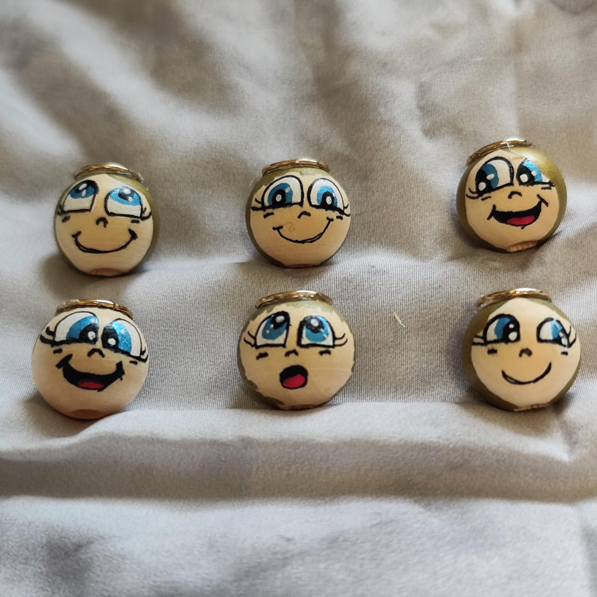 Engel-Köpfchen 6er-Set – handbemalte Holzköpfe mit Heiligenschein, goldblondem Haar & blauen Augen, 2 cm