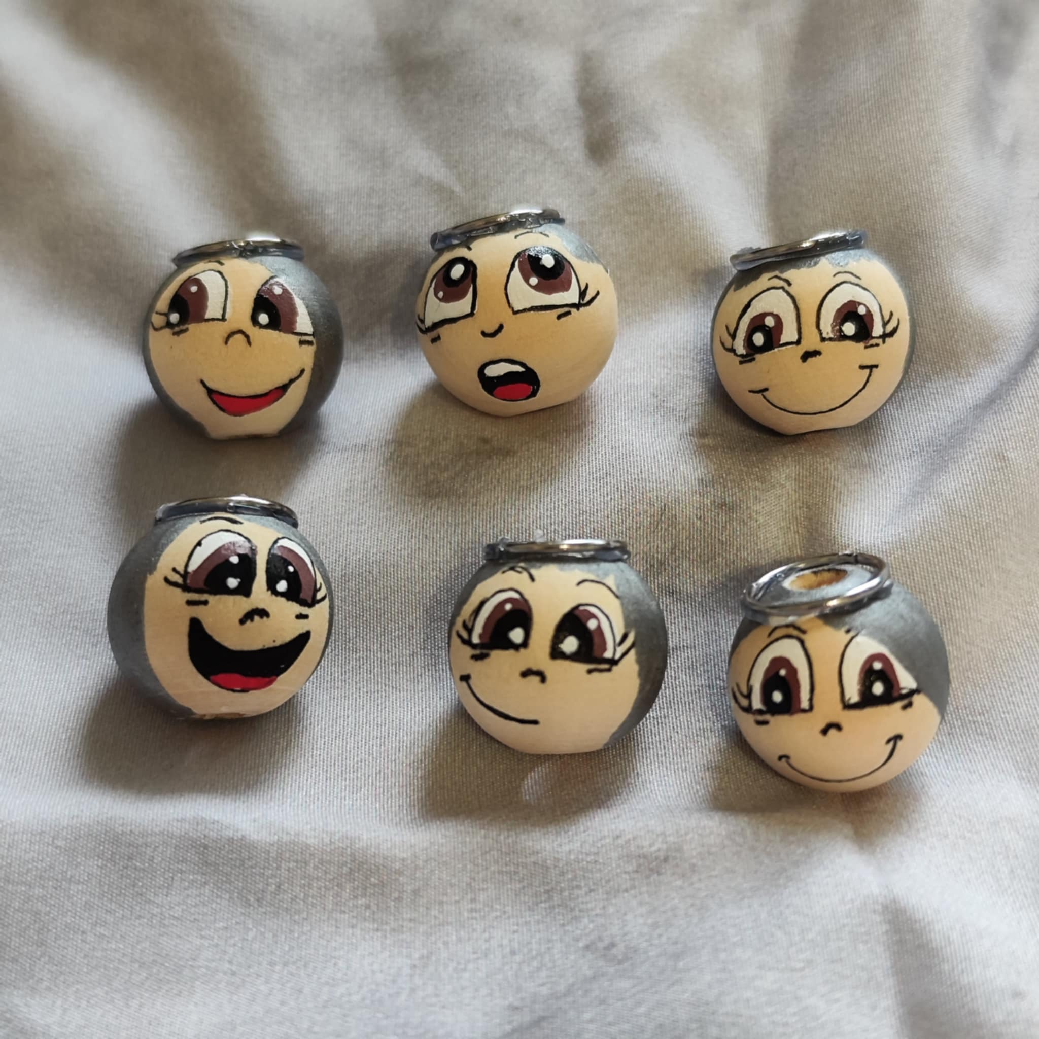 Engel-Köpfchen 6er-Set – handbemalte Holzköpfe mit silbernen Details & Heiligenschein, 2 cm