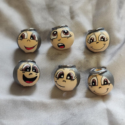 Engel-Köpfchen 6er-Set – handbemalte Holzköpfe mit silbernen Details & Heiligenschein, 2 cm