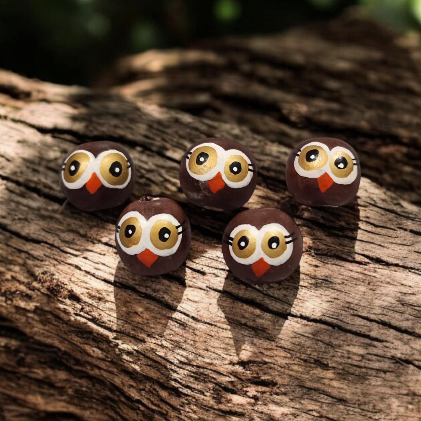 Goldbraune Eulen-Köpfchen aus Holz – handbemalt