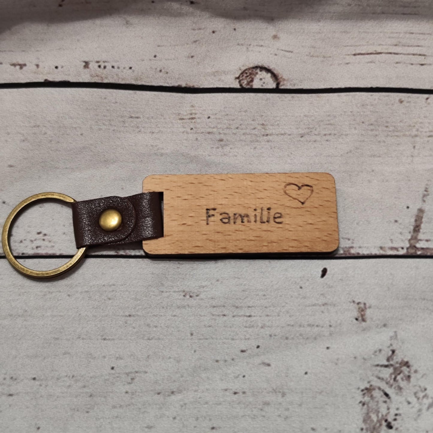 Schlüsselanhänger aus Holz mit Brandmalerei – personalisierbar