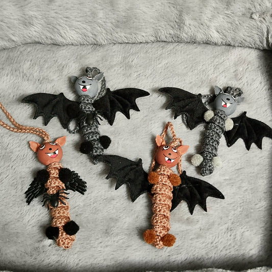 Fledermaus – Handgehäkeltes Sorgenwürmchen mit Flügeln & Pomponfüßen