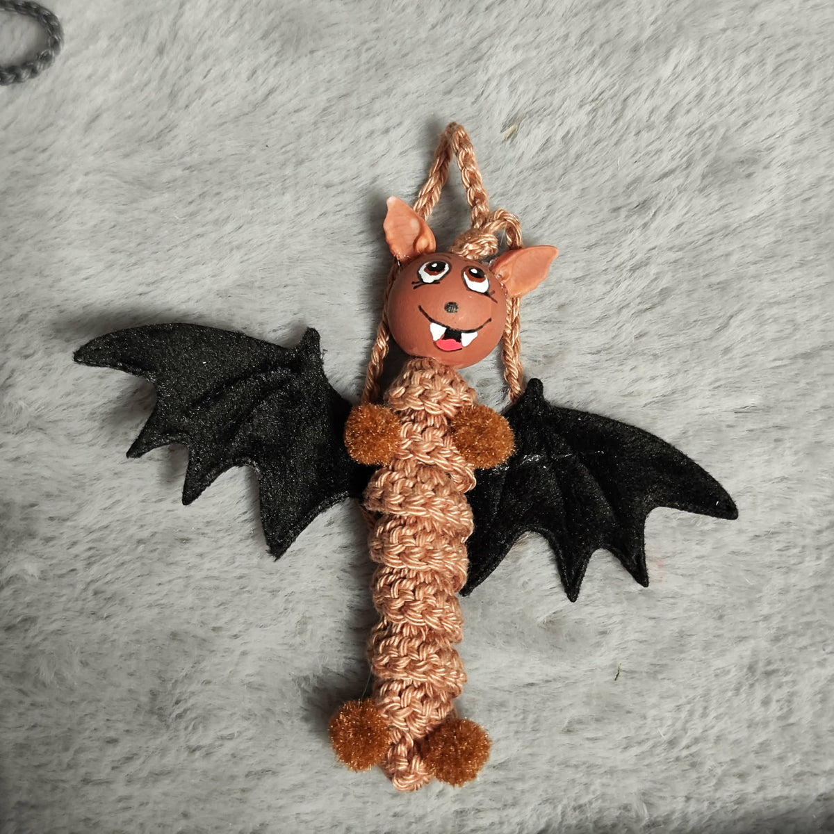 Fledermaus – Handgehäkeltes Sorgenwürmchen mit Flügeln & Pomponfüßen