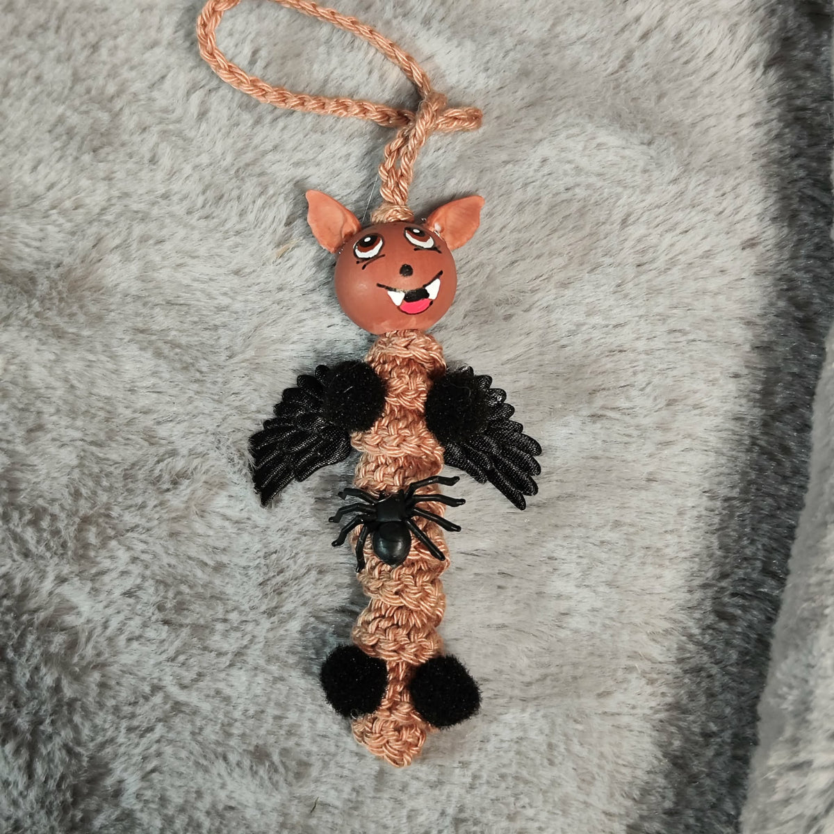 Fledermaus – Handgehäkeltes Sorgenwürmchen mit Flügeln & Pomponfüßen