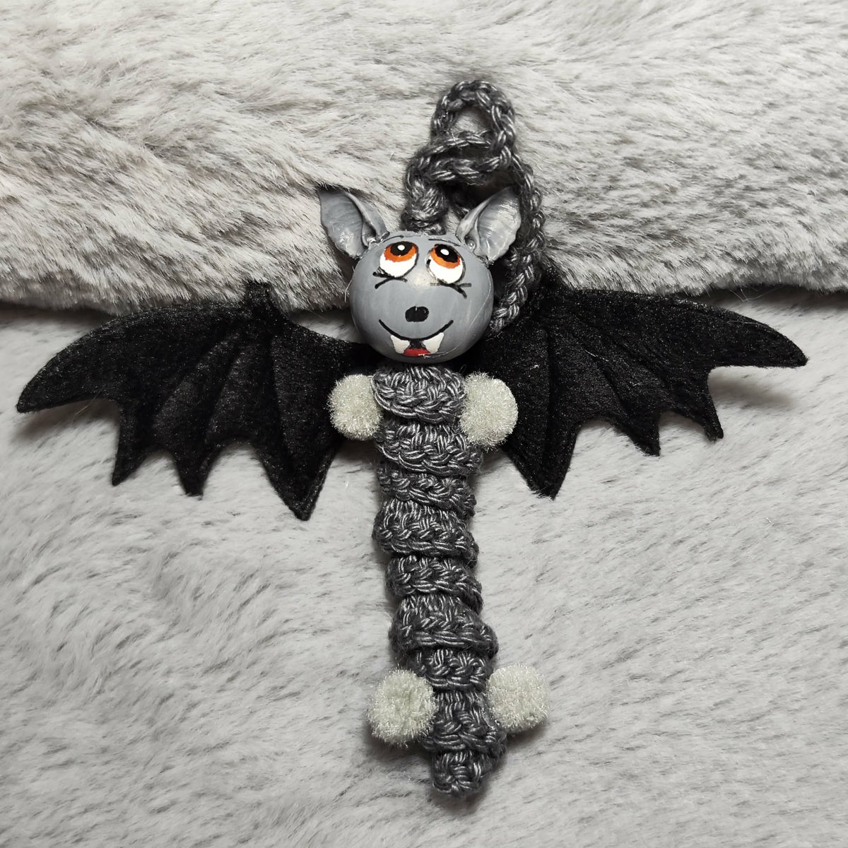 Fledermaus – Handgehäkeltes Sorgenwürmchen mit Flügeln & Pomponfüßen