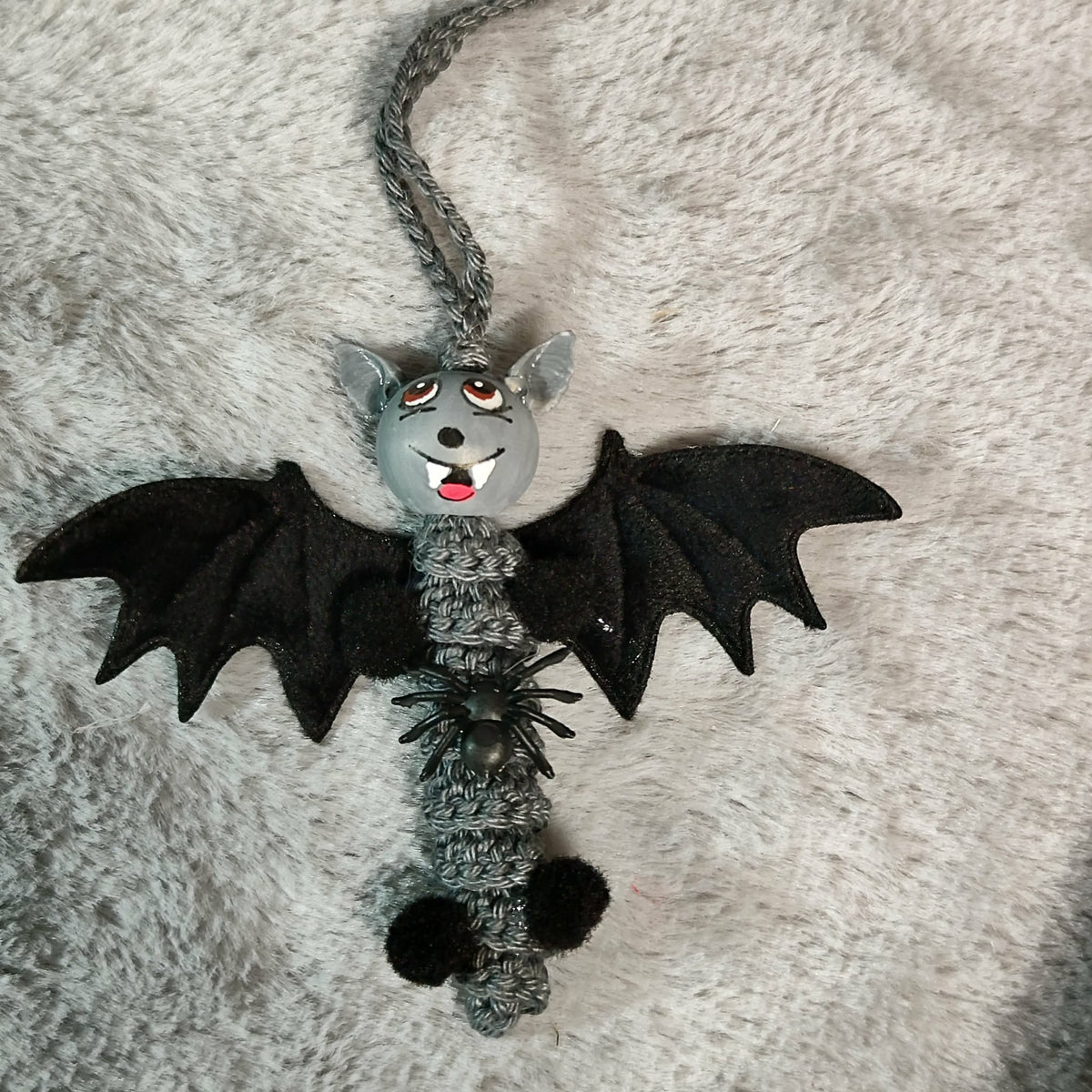 Fledermaus – Handgehäkeltes Sorgenwürmchen mit Flügeln & Pomponfüßen