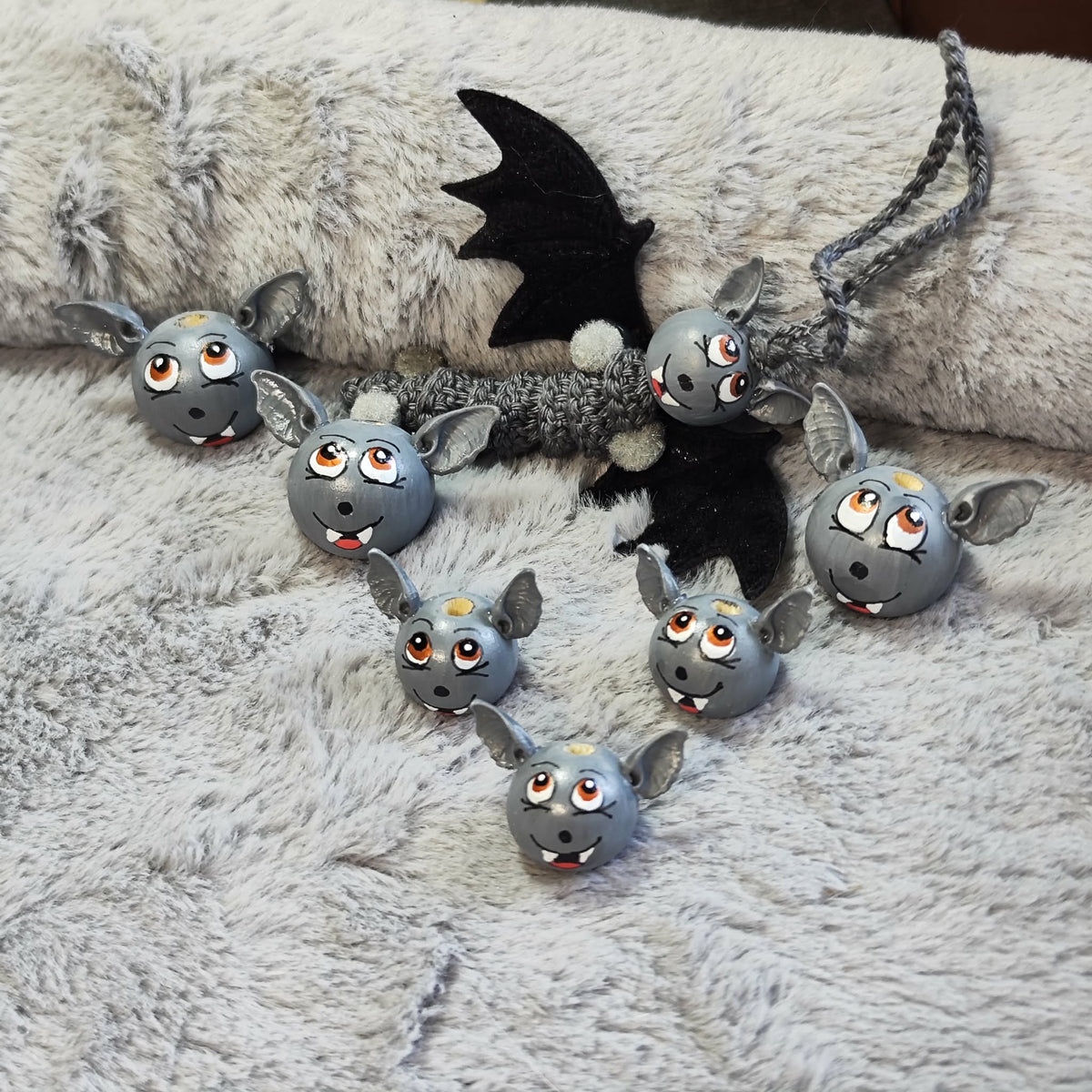 Fledermaus – Handbemaltes Holzköpfchen | Grau & Braun | Halloween