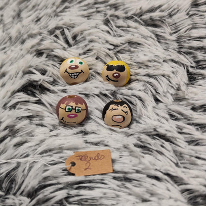 Crazy Friends 4er-Set – handbemalte Holzköpfchen mit frechen Gesichtern, 2 cm