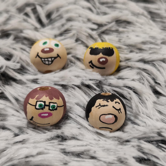 Crazy Friends 4er-Set – handbemalte Holzköpfchen mit frechen Gesichtern, 2 cm