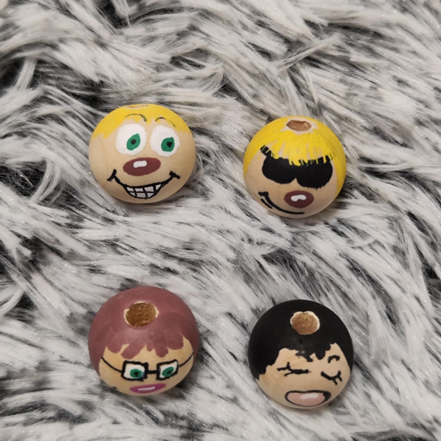 Crazy Friends 4er-Set – handbemalte Holzköpfchen mit frechen Gesichtern, 2 cm