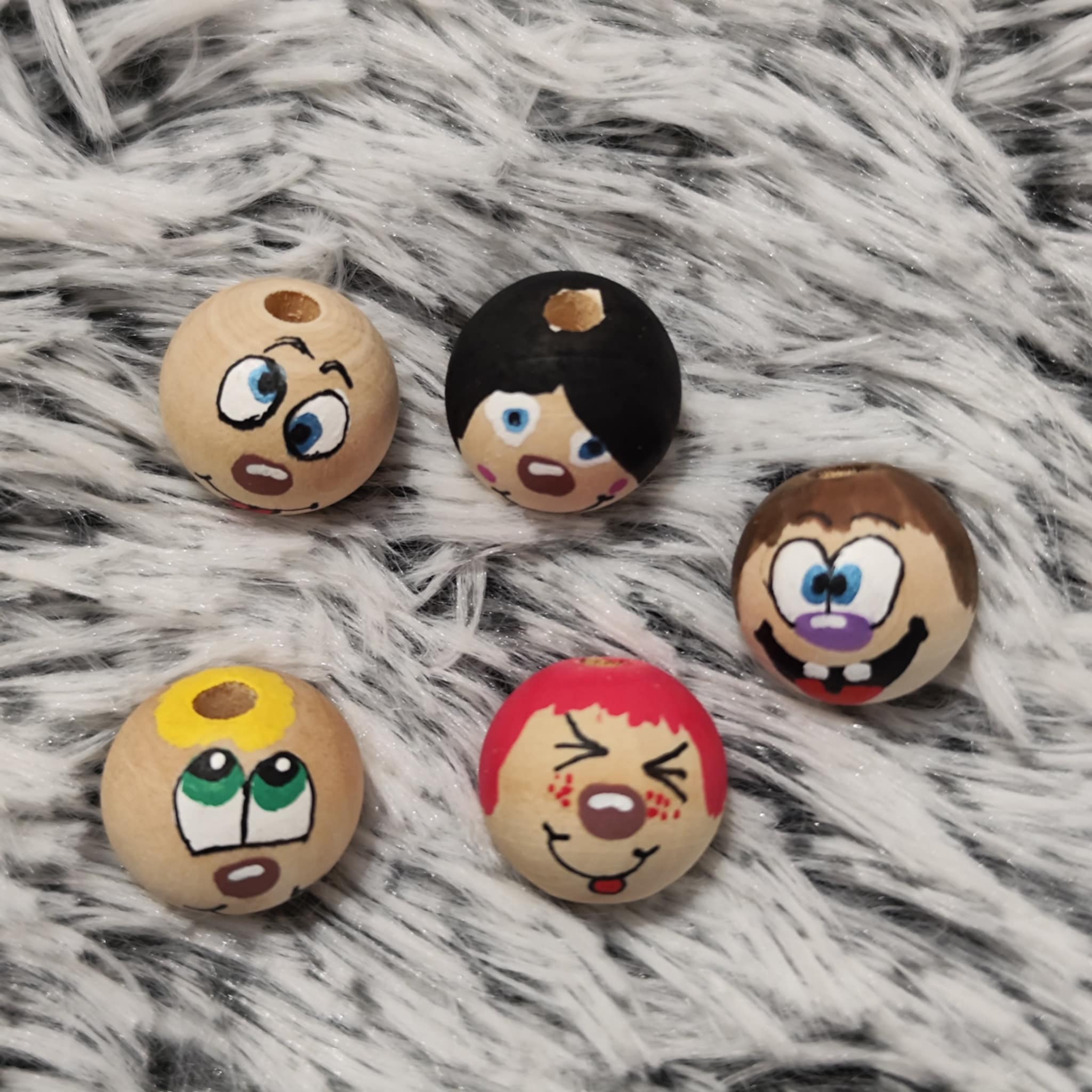 Crazy Friends 5er-Set – ausdrucksstarke Holzköpfchen mit Charakter, 2 cm