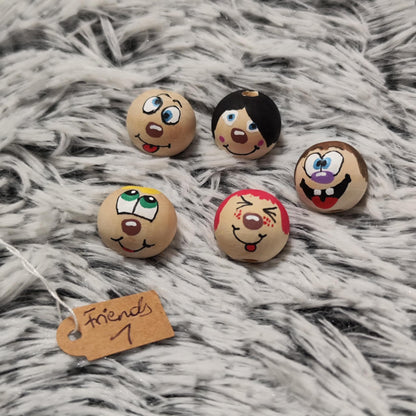 Crazy Friends 5er-Set – ausdrucksstarke Holzköpfchen mit Charakter, 2 cm