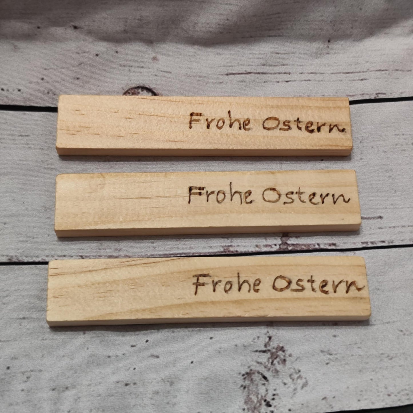 Holzklötzchen mit Brandmalerei – Deko & Geschenkanhänger