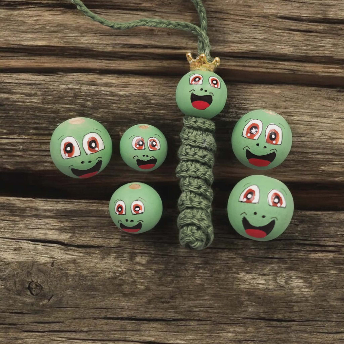 Handbemalte Frosch-Holzköpfchen (2 cm oder 2,5 cm) – auf Wunsch mit Krone