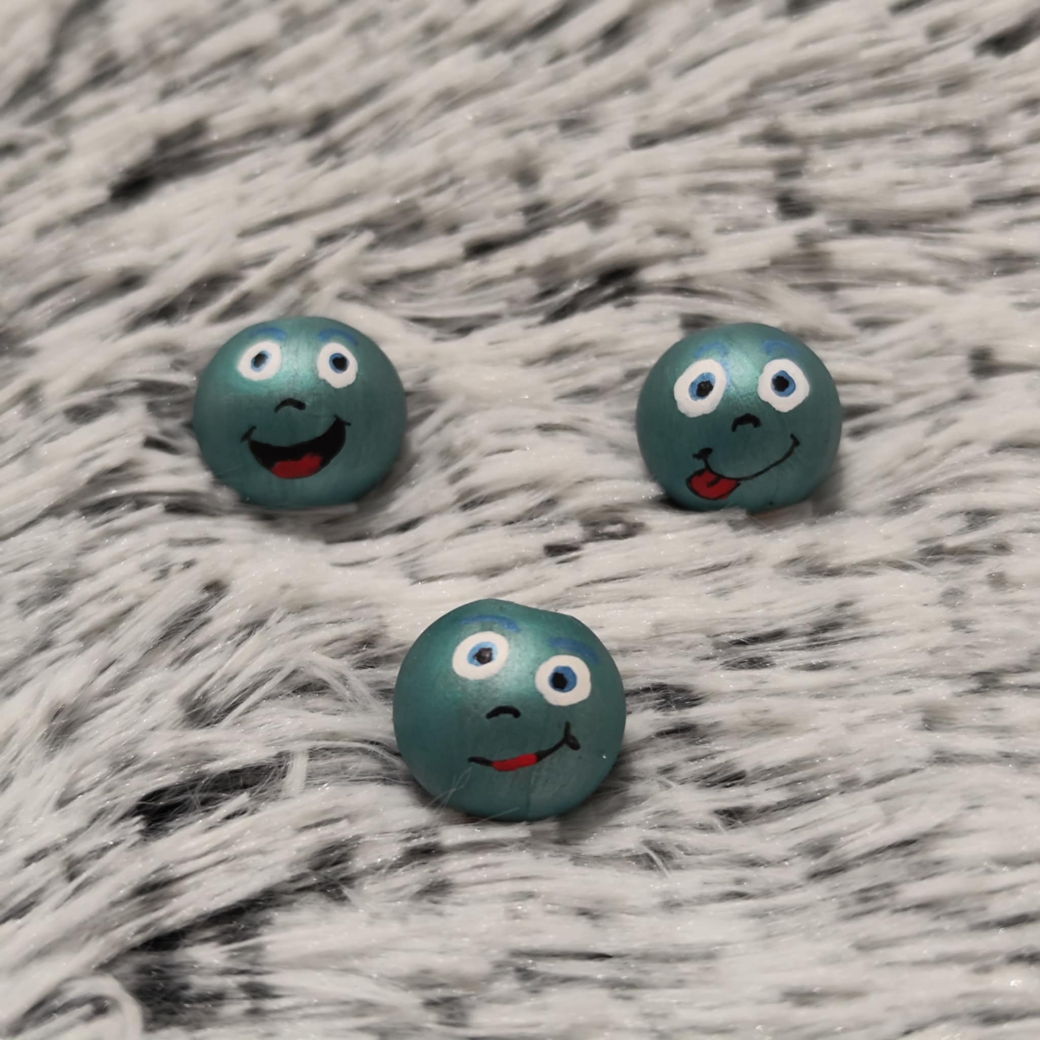 Frostis 3er-Set – handbemalte Schneemann-Holzköpfchen mit Wintercharme, 2 cm