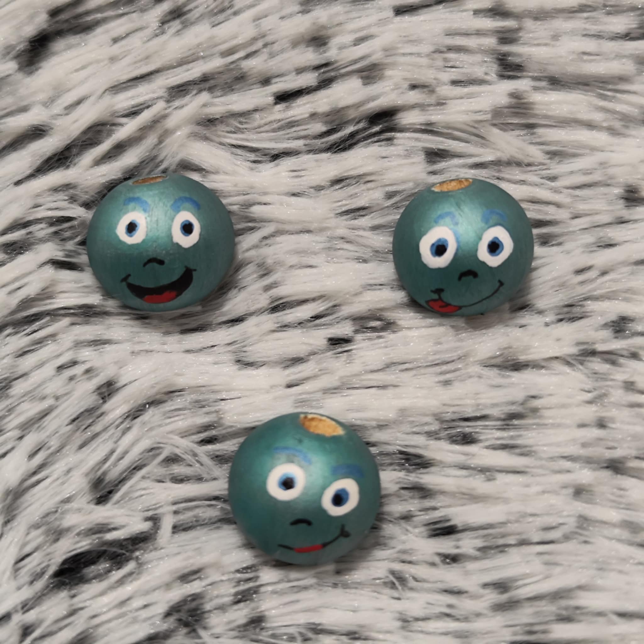 Frostis 3er-Set – handbemalte Schneemann-Holzköpfchen mit Wintercharme, 2 cm