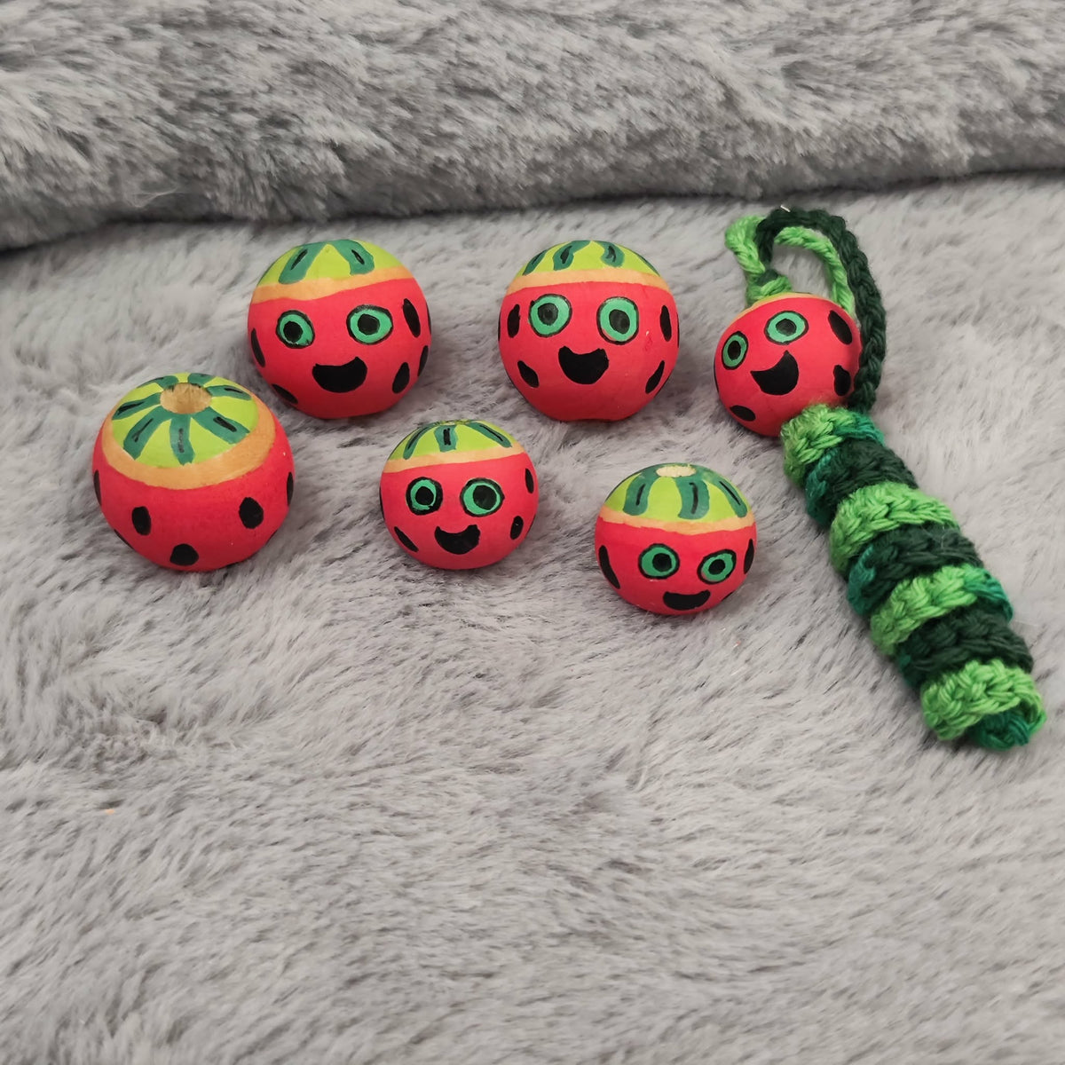 Früchtchen Wassermelonenkopf – Handbemalte Holzköpfchen | 2 cm oder 2,5 cm | Bastelbedarf & Sorgenwürmchen