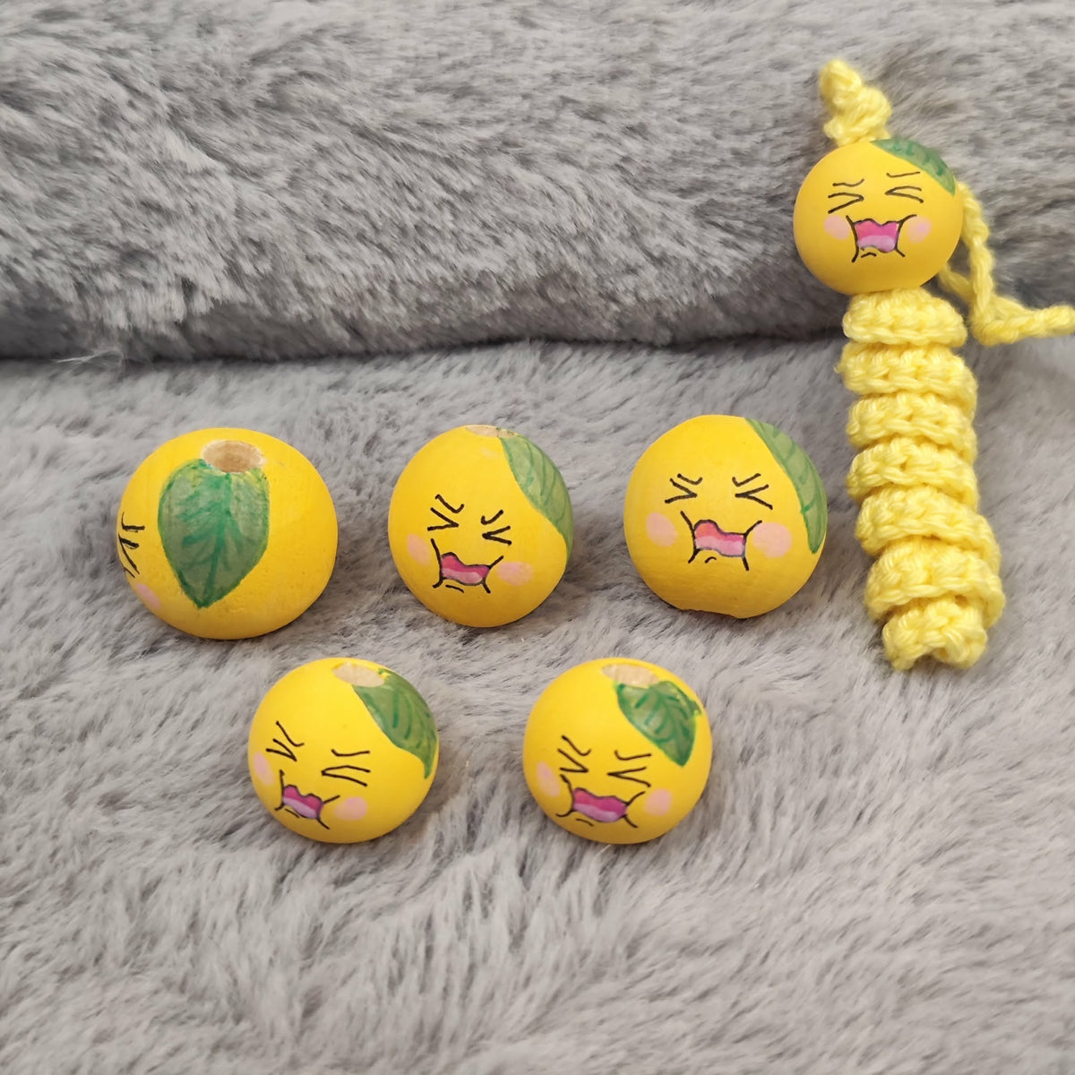 Früchtchen Zitronenkopf – Handbemalte Holzköpfchen | 2 cm oder 2,5 cm | Bastelbedarf & Sorgenwürmchen