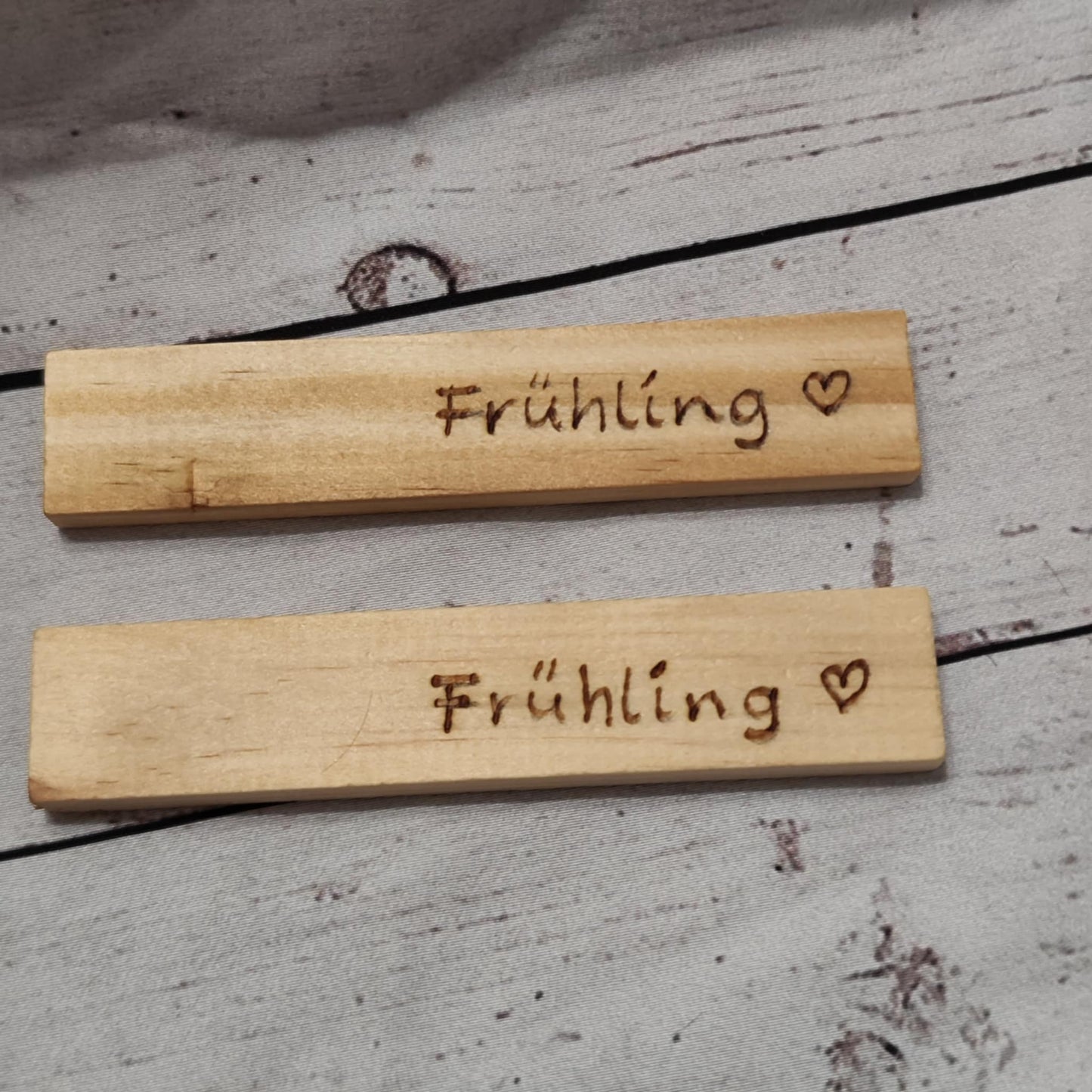 Holzklötzchen mit Brandmalerei – Deko & Geschenkanhänger